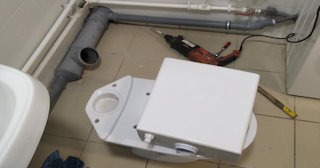 Установка напольного унитаза в Одинцово: монтаж под ключ от СантехДомДнц от 5107 рублей.